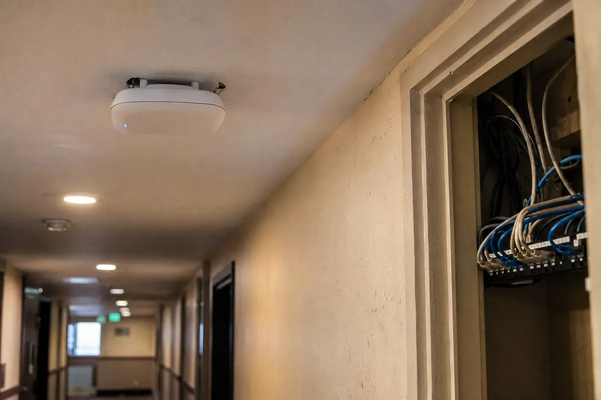 Ein WLAN-Zugangspunkt und die geöffnete Netzwerkverteilung in einem Hotelkorridor