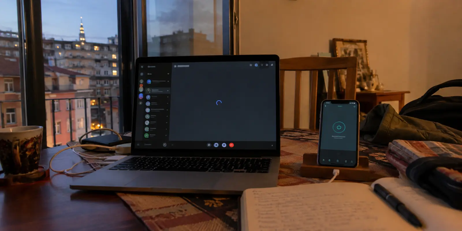 Laptop und Smartphone bleiben in einem Istanbuler Apartment vor einem Projekt-Call in der Verbindung hängen.