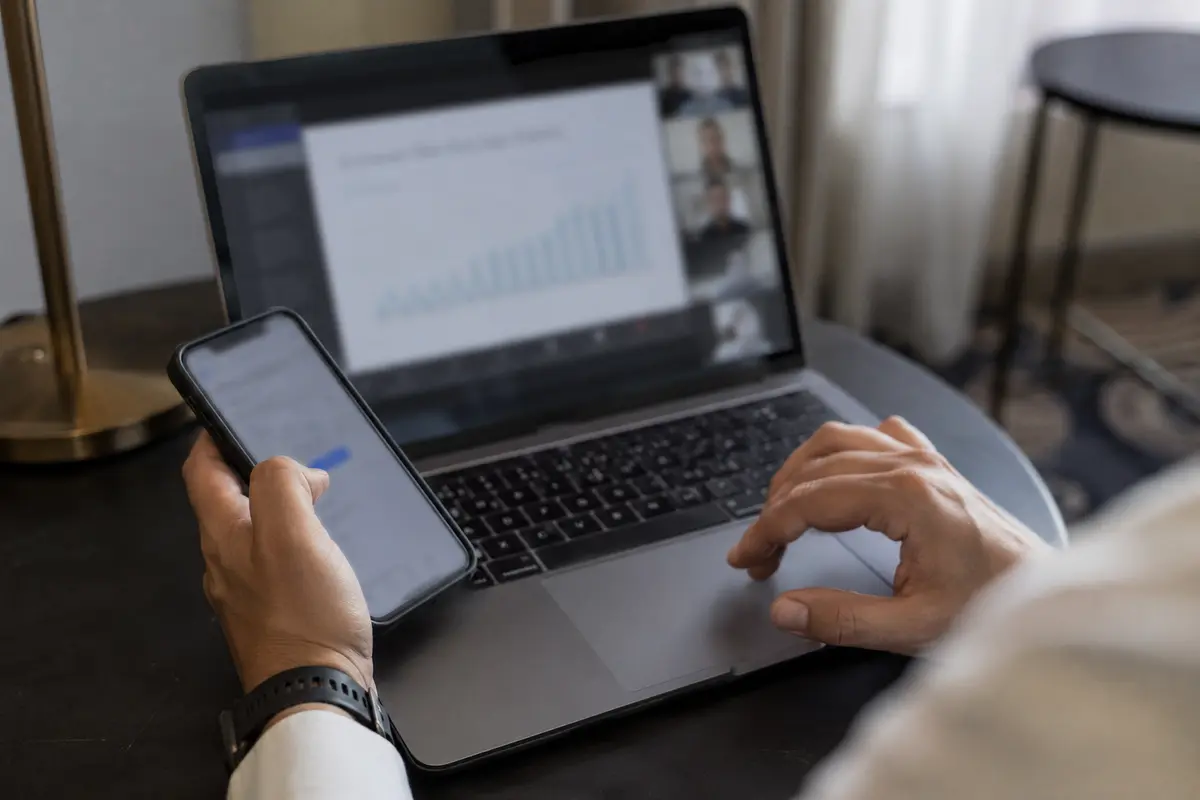 الانتقال إلى نقطة اتصال الهاتف بينما يستمر عرض الشاشة على اللابتوب