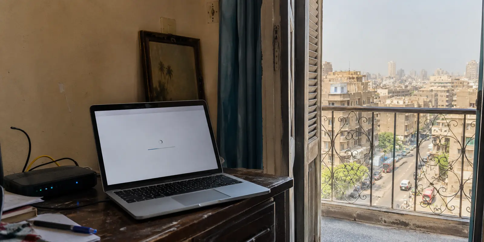 موقع لا يكتمل تحميله على حاسوب قرب شرفة في القاهرة