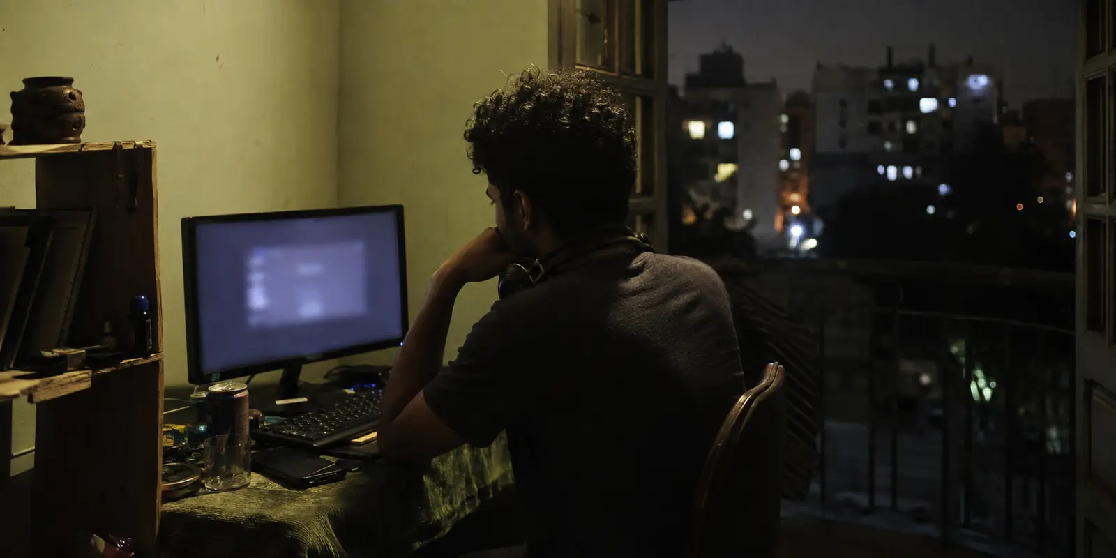 مستخدم في شقة بالقاهرة ينتظر اتصال تطبيق صوتي أمام شاشة غير واضحة