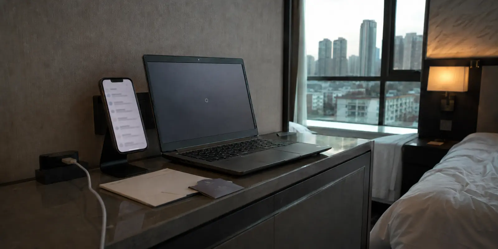 هاتف يفتح البريد بينما يظل حاسوب Windows عالقًا عند الاتصال في فندق بالصين