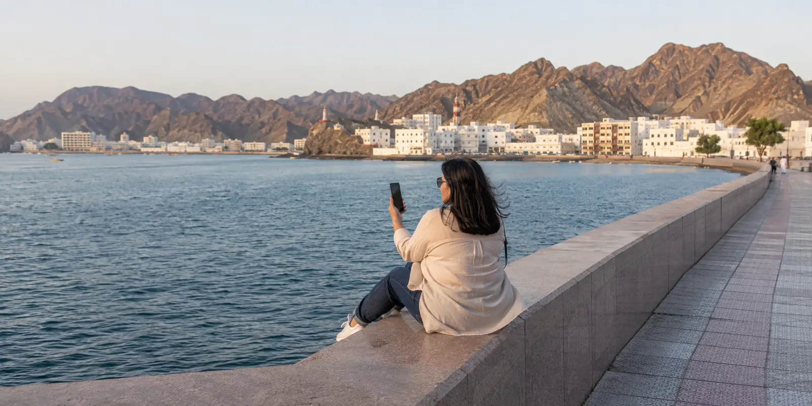 محاولة مكالمة فيديو على الواجهة البحرية في مسقط