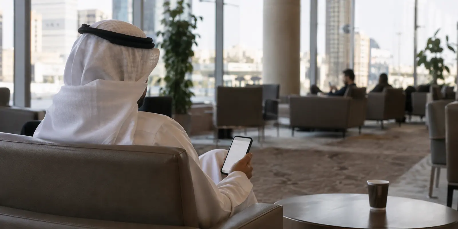 مستخدم يحاول التصفح بهاتفه على شبكة عامة في الكويت